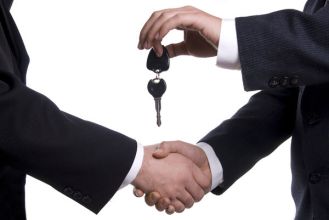 Klient zawarł umowę leasingu – samochód osobowy (korzystał ze zwolnienia podmiotowego z VAT). 
