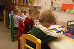 Dyrektor przedszkola musi umożliwić dzieciom realizację pięciu godzin obowiązkowych zajęć
