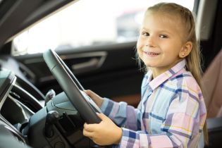 Darowizna samochodu dla małoletniego dziecka – sprawdź