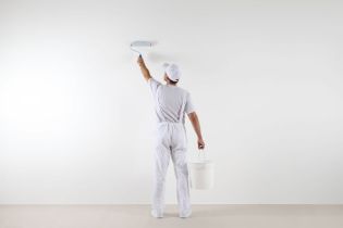 Korzyść materialną w postaci zawarcia umowy najmu 