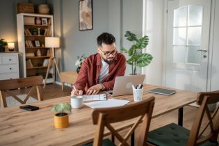 Praca zdalna na 1/2 etatu – jak ustalić miejsce i harmonogram pracy?