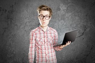 Sprzedaż firmowego laptopa pracownikowi VAT