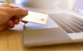 Coraz częściej transakcje są realizowane elektronicznie, ale wciąż wiele osób nie wie, czym różni się przelew krajowy od zagranicznego