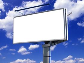 Opłaty za zajęcie pasa drogowego na reklamy a VAT – ważne dla gmin