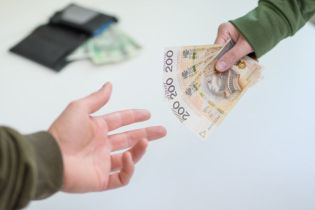 Wynagrodzenie i składki po terminie a ZUS