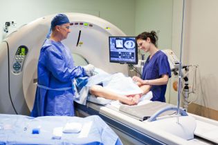 Zakup sprzętu medycznego na pożyczkę medyczną a środki trwałe, wykup i VAT