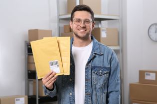 Zakup na AliExpress a VAT – jak wykazać transakcję w księgach i po jakim kursie rozliczyć fakturę?
