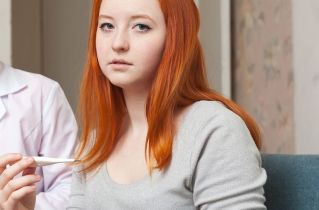 Sprawdzanie temperatury ciała pracowników w celu zapobiegania rozprzestrzenianiu się COVID-19.