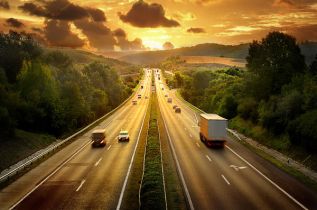 Opłaty e-TOLL w usługach transportowych – rozliczenie VAT