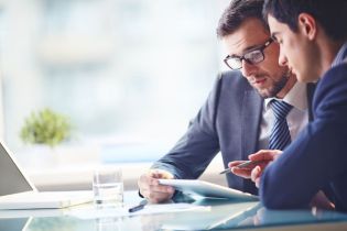 Rozbieżność między datą zarządzenia a datą podpisu elektronicznego