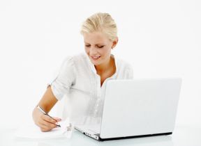 kobieta przed laptopem