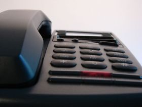 Jeśli klient Zakładu Ubezpieczeń Społecznych potrzebuje skontaktować się z tą instytucją w swojej sprawie, może to zrobić telefonicznie bez wychodzenia z domu.