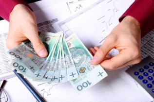 Metoda kasowa VAT a sprzedaż i zakupy na raty – kiedy powstaje obowiązek podatkowy i prawo do odliczenia?