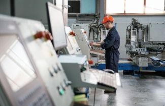 Jak przygotować budżet produkcji, gdy koszty materiałów i pracy się zmieniają?