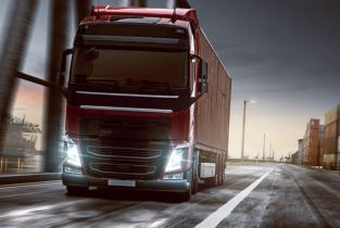 Transport międzynarodowy – kiedy można zastosować 0% VAT i jak wykazać w JPK?