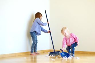 Gmina sprzedaje stary parkiet po remoncie przedszkola z lat 70., kupujący jest przedsiębiorcą. 