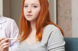 Sprawdzanie temperatury ciała pracowników w celu zapobiegania rozprzestrzenianiu się COVID-19. 
