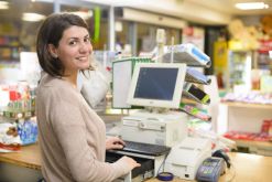 Klient prowadzi kiosk i oprócz raportu miesięcznego z kasy przyniósł mi do rozliczenia rachunek wystawiony dla Lotto. 