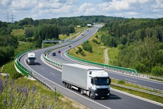 Zmarł podatnik czynny podatnik VAT. Przed zgonem ustanowił córkę zarządcą sukcesyjnym (wpis CEIDG). Działalność to transport drogowy i handel drewnem. 