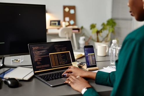 Praca w IT – zalety i kalkulator wynagrodzeń