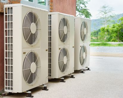 Dwie umowy na montaż klimatyzatorów - jak prawidłowo podzielić zamówienie 