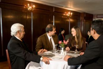 Jak rozliczyć wydatki na spotkania biznesowe w restauracji