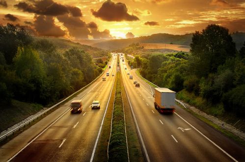Opłaty e-TOLL w usługach transportowych – rozliczenie VAT