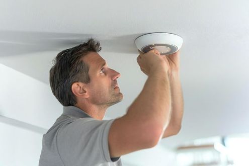 Właściwa stawka podatku na fakturze za usługi instalatorstwa elektrycznego świadczone w UE