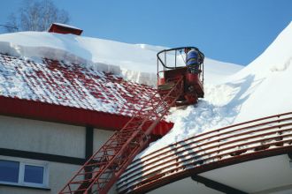 Jesteśmy spółką z o.o., która otrzymała fakturę za obijanie sopli na budynku mieszkalnym, którego właścicielem jest inna spółka.