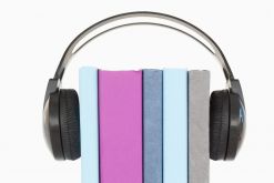 audiobook - słychawki na ksiązkach