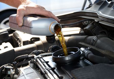 Klient prowadzi mały warsztat mechaniczny, w którym w samochodach osobowych wymienia zużyte oleje silnikowe. 