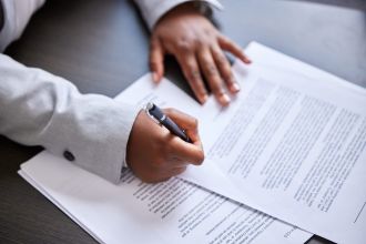 Na co zwrócić uwagę przed podpisaniem umowy ze sprzedawcą prądu? 5 wskazówek dla przedsiębiorców