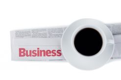kawa na gazecie z napisem biznes