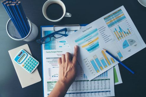   Excel może ułatwiać porównanie wartości inwestycji. Poniżej przykład takiego porównania.