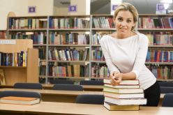 nauczycielka w bibliotece