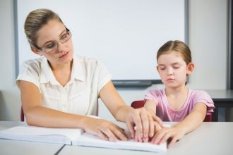 Nowa ustawa o świadczeniu wspierającym ma zapewnić większe wsparcie państwa dla osób z niepełnosprawnościami. 