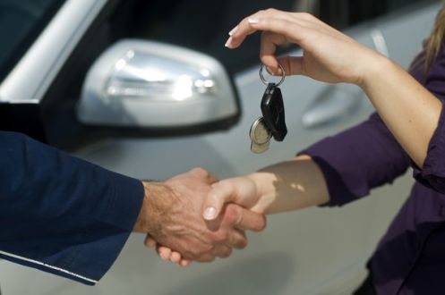 Jesteśmy czynnym podatnikiem VAT. Mamy umowę leasingu operacyjnego samochodu osobowego o wartości powyżej 300.000 zł. 