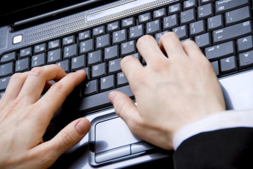 ręce na laptopie