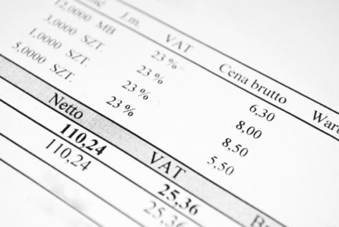 Spółka w maju otrzymała fakturę VAT za usługę (23%). Podatek został odliczony w okresie, którego dotyczył zakup.