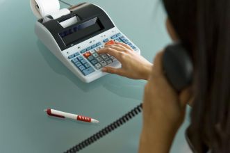 Czy wydatek na aparat słuchowy pracownika może być kosztem podatkowym