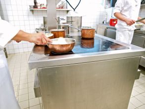 Jak rozliczyć w czasie koszty dotyczące umowy najmu lokalu restauracyjnego
