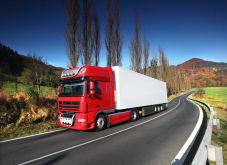 Jak rozliczyć VAT od usługi transportu towarów?