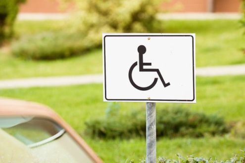Ulga rehabilitacyjna – używanie samochodu a limit 2.280 zł