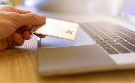 Coraz częściej transakcje są realizowane elektronicznie, ale wciąż wiele osób nie wie, czym różni się przelew krajowy od zagranicznego