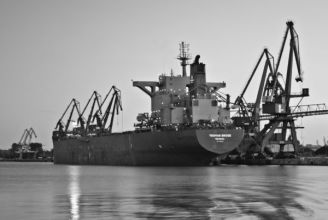 Polska firma JDG zwolniona podmiotowo z VAT świadczy usługi budowlane na statkach pasażerskich dla firmy niemieckiej.