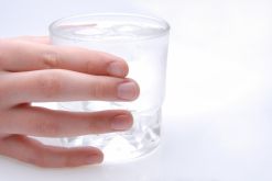 ręka ze szklanką wody